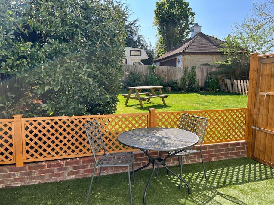 Cosy Coach House Garden Apartment By The Sea, Own Entrance Door, Garden Terrace With Exclusive Rear Door Access & Free Reserved Parking Space Only 2 Mtrs From Your Apt Door! Early Checkin From 3Pm And Late Check Out Till 11Am Available! Broadstairs Eksteriør billede