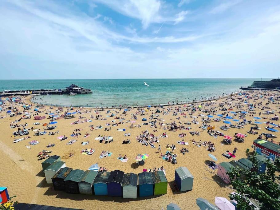 Cosy Coach House Garden Apartment By The Sea, Own Entrance Door, Garden Terrace With Exclusive Rear Door Access & Free Reserved Parking Space Only 2 Mtrs From Your Apt Door! Early Checkin From 3Pm And Late Check Out Till 11Am Available! Broadstairs Eksteriør billede