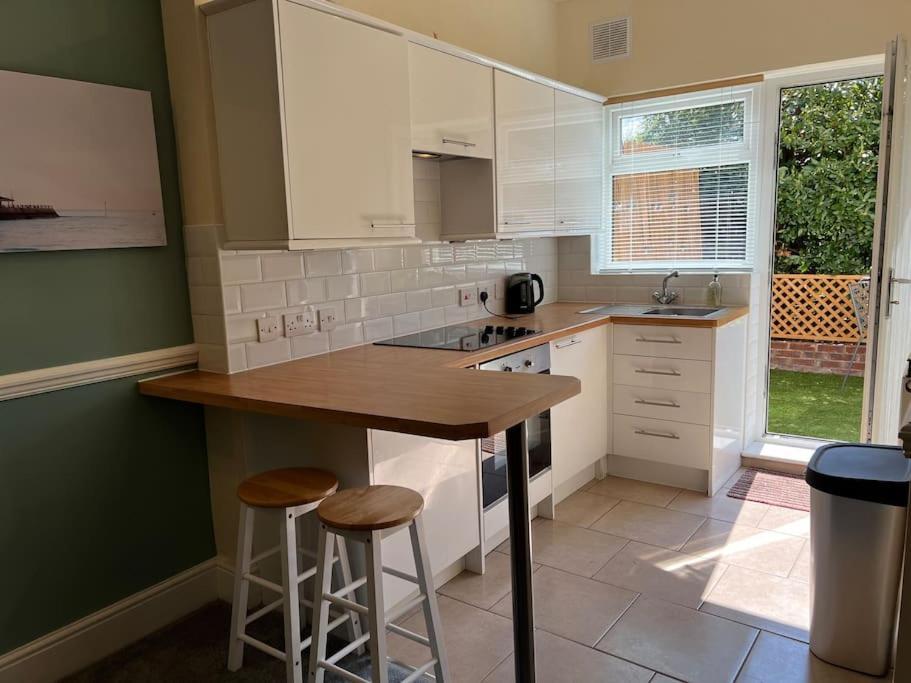 Cosy Coach House Garden Apartment By The Sea, Own Entrance Door, Garden Terrace With Exclusive Rear Door Access & Free Reserved Parking Space Only 2 Mtrs From Your Apt Door! Early Checkin From 3Pm And Late Check Out Till 11Am Available! Broadstairs Eksteriør billede