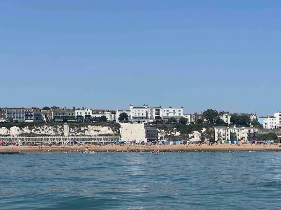 Cosy Coach House Garden Apartment By The Sea, Own Entrance Door, Garden Terrace With Exclusive Rear Door Access & Free Reserved Parking Space Only 2 Mtrs From Your Apt Door! Early Checkin From 3Pm And Late Check Out Till 11Am Available! Broadstairs Eksteriør billede