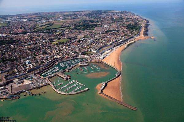 Cosy Coach House Garden Apartment By The Sea, Own Entrance Door, Garden Terrace With Exclusive Rear Door Access & Free Reserved Parking Space Only 2 Mtrs From Your Apt Door! Early Checkin From 3Pm And Late Check Out Till 11Am Available! Broadstairs Eksteriør billede