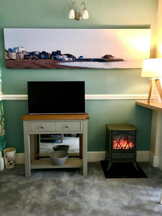 Cosy Coach House Garden Apartment By The Sea, Own Entrance Door, Garden Terrace With Exclusive Rear Door Access & Free Reserved Parking Space Only 2 Mtrs From Your Apt Door! Early Checkin From 3Pm And Late Check Out Till 11Am Available! Broadstairs Eksteriør billede